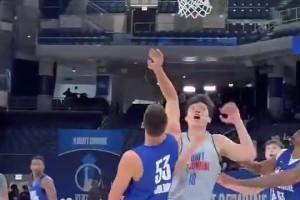 莫担心，已适应！杨瀚森强打对手，见没吹罚大胆朝裁判摊手示意