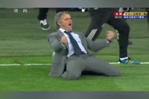 欧冠经典！C罗读秒绝杀，穆帅上演激情滑跪庆祝！