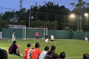 降维打击😂！内马尔现身野球场，戴门将手套秀一条龙