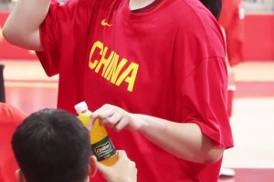 矿泉水在张子宇手里也变成了口服液，顺手就炫光一瓶