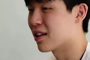 心理战！杨瀚森试训中打爆8号秀杰明，气的杰明不跟杨瀚森击掌！