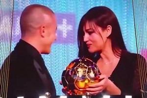 那一甩的风情！地球之花给卡纳瓦罗颁金球😍