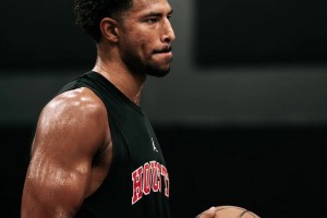 都是休斯顿来火箭吧！格莱姆斯穿着休斯顿大学的球衣训练~