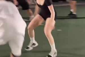这女生真是拼尽全力防守了，我好想她也这么防我