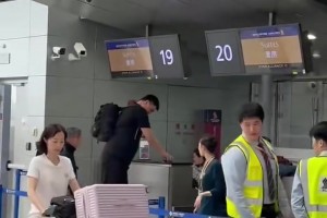 新加坡网友晒和姚明同一航班：大姚这包包感觉太紧了🤣🤣🤣