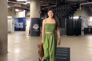 今日比赛李月汝吊带长裙入场，充满夏天的青春气息