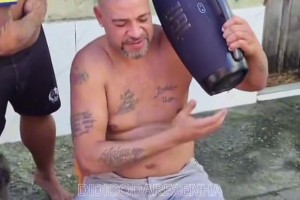 快意人生！网友：阿德里亚诺是里约贫民窟里最靓的仔😄