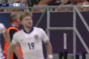 英格兰梦幻开局！埃利奥特禁区内推射得手，连续3场取得进球！