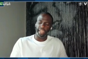 看着挺开心的啊！奥尼尔得知被罚款，“伤心”得在地上打滚