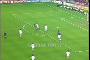 无与伦比的爆发力！慢镜头看罗马里奥这记代表性进球！无解捅射！