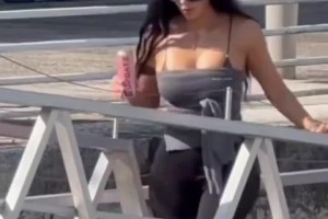 卡戴珊家族离开威尼斯返回美国 金卡戴珊这穿搭够大胆的😍