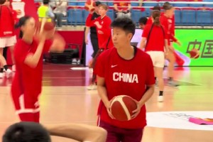 “大哥”给姐姐热身....