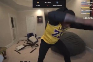 现在有艾顿了！去年湖人出局 主播把家里砸了个稀巴烂...