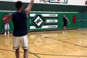 布克改变了自己的投篮出手，弧线更高，更有延续性了