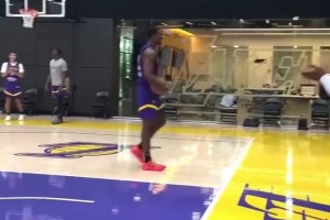 越来越像老詹了！布朗尼训练中秀战斧暴扣，克内克特看了抱头😂