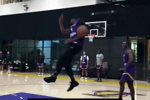 备战夏联！布朗尼秀滑翔劈扣 克内克特抱头捧场😆