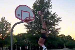 1米7的女子扣篮这么轻松写意，吧友们别再抱怨了