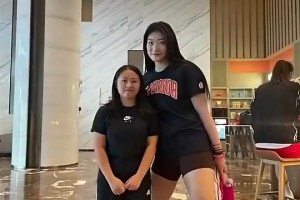 李梦和粉丝合影，这身材简直是对方的两倍！