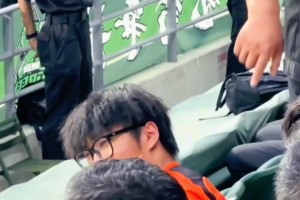 保安欲劝走买错球票的玉昆球迷，国安球迷就说了两个字：放心😄