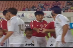 曾经我们也有俱乐部和巅峰皇马交手！如何评价这张照片的含金量？