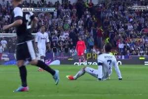 花足招式啊！见过球员坐在地上传球吗？C罗就做到了👍