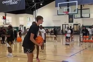 谁能料到如今成状元！2年前弗拉格参加库里训练营原地大风车😲