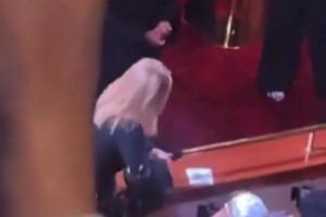 当众撒狗粮！阿黛尔在大庭广众下拥抱亲吻未婚夫里奇-保罗🙈