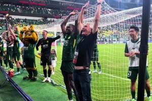 融入中超！实拍：塞蒂恩与工体北看台球迷一起庆祝🔥