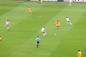 科特迪瓦球员当年用下体顶了顶C罗，C罗愤怒：QNM的🤬