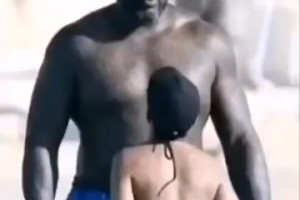 奥尼尔此前和21岁的女友在海边度假，这体型差距也太大了吧！