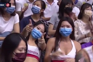 气人！摄影师拍摄场边美女小姐姐，结果被一黄毛抢镜！