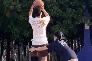 男生投篮遭女生脱裤子防守，这真是性别一换评论过万🙊