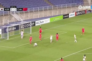 主帅不敢相信！王霜门前无人防守下射门偏出😱