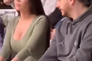 老色批了！一男子看球赛不断偷瞄身旁的美女！🙈