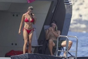 哈兰德看到女友的身材后忍不住拍照😁