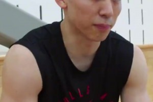 细节！布朗尼跟随训练师针对自己的投篮出手进行调整！