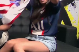 巴黎1-0领先！国外巴黎女解说嘉宾亮马竞球衣 皇马嘉宾郁闷躺下