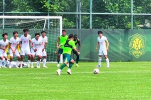 国安博主实拍：国安一线队与U21队比赛中张稀哲上演任意球破门