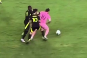 脚下技术这块…！两人围抢梅西，是真抢不过啊🐮