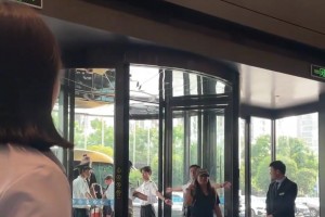 女篮张子宇韩旭入住酒店，迎面而来的身高太让人震撼了...