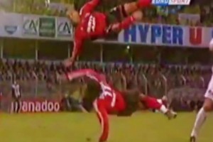 😱足坛最炸裂的头球破门没有之一！德罗巴竟成为队友“背景板”