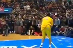 黄种人的顶级天赋！17岁时的易建联的扣篮已经惊艳众人👍