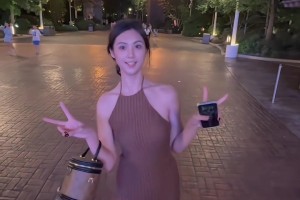 美啊！美女球员卓识一身棕色长裙穿搭：步点竟然跟歌卡上了哈哈~