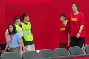 🤭1米92的黄思静刚好给张子宇当“扶手”~