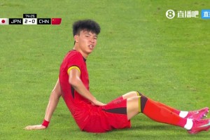 王钰栋受伤被换下！董路：他这么踢，确实是过度使用了