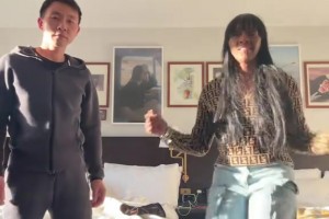 朱正与家人尬舞！网友感慨：一半中国基因都这么强，是纯血该多强