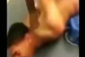 怎么看上去还有点享受？浓眉在大学时曾被队友扒光衣服打屁股🙈