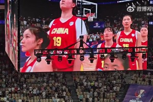 女篮亚洲杯开场 现场女球迷与中国女篮队员们齐唱国歌