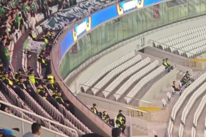 火药味！实拍京沪大战申花球迷与国安球迷看台互飙🔥