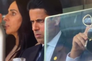 不嘻嘻了😂！球迷拍到大巴黎决赛落后时的纳赛尔，大口吐气黑脸